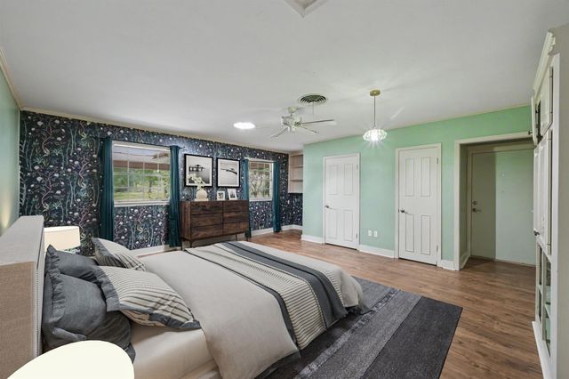 114 N Woodsway Street E, Conroe, TX 77301
