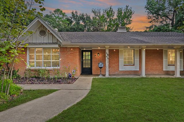 114 N Woodsway Street E, Conroe, TX 77301