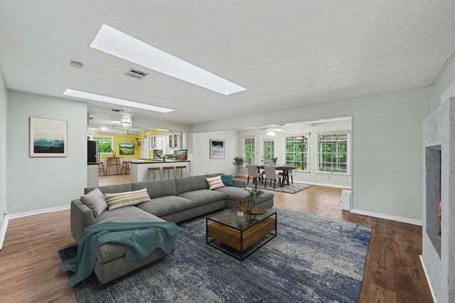 114 N Woodsway Street E, Conroe, TX 77301