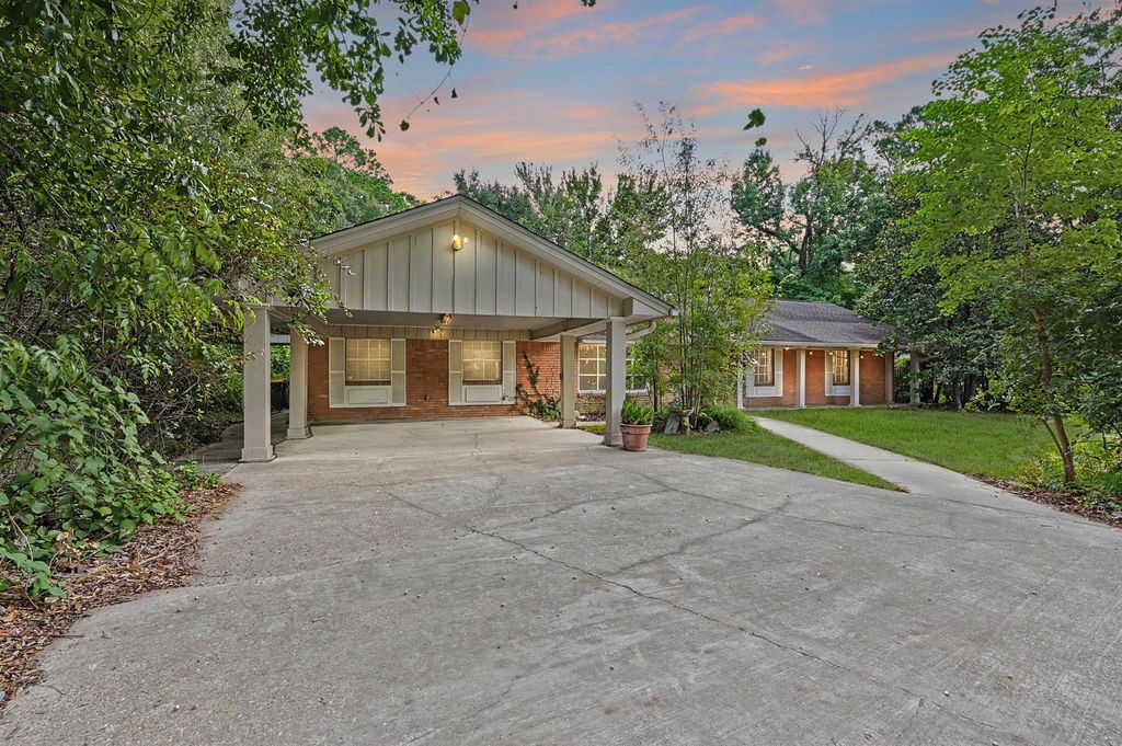 114 N Woodsway Street E, Conroe, TX 77301
