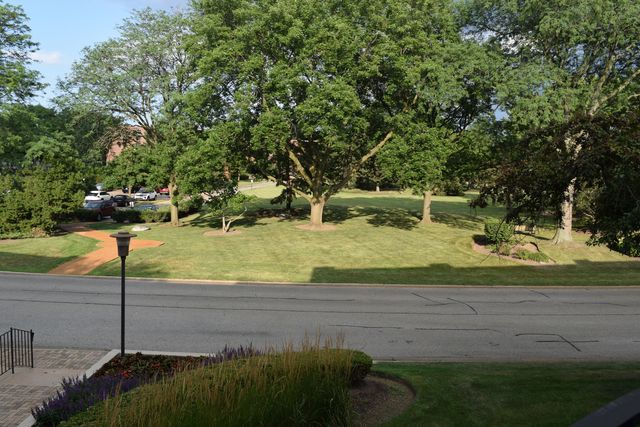 1405 E Central Road 201A, Arlington Heights, IL 60005