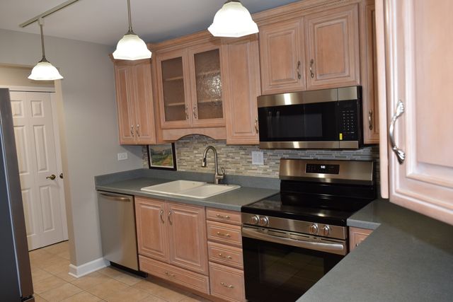 1405 E Central Road 201A, Arlington Heights, IL 60005