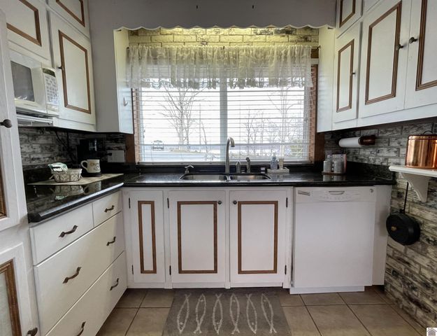 98 S Lakeshore Dr, Cadiz, KY 42211