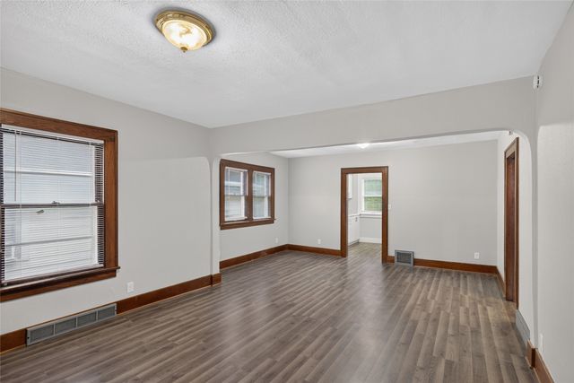 3208 2nd Avenue, Des Moines, IA 50313