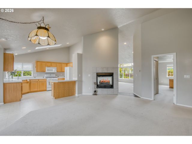 15085 SPYGLASS Ln, Oregon City, OR 97045