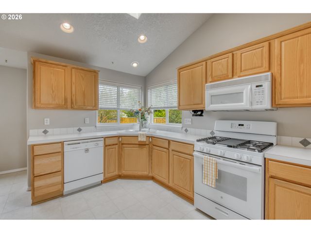 15085 SPYGLASS Ln, Oregon City, OR 97045