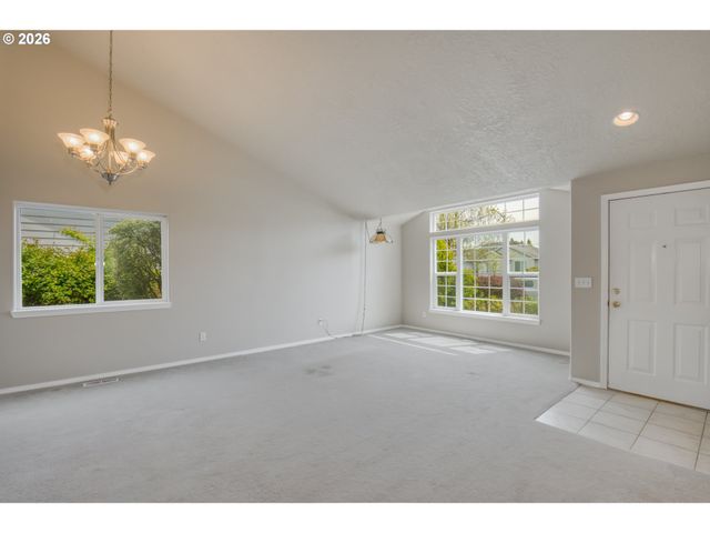 15085 SPYGLASS Ln, Oregon City, OR 97045