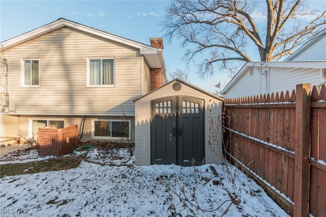 25077 Doe Drive, North Olmsted, OH 44070