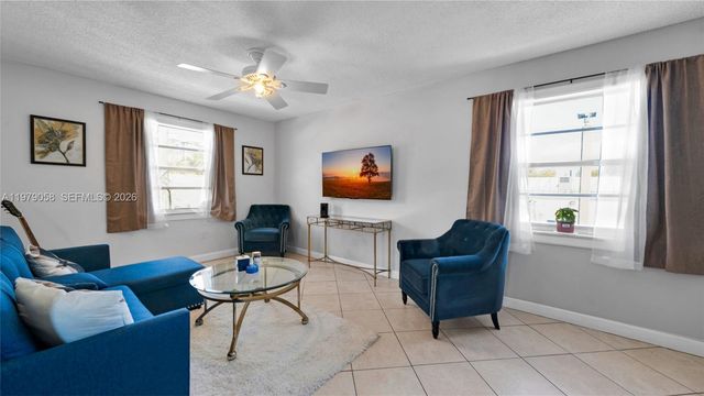 415 NE 2nd St 209, Hallandale Beach, FL 33009