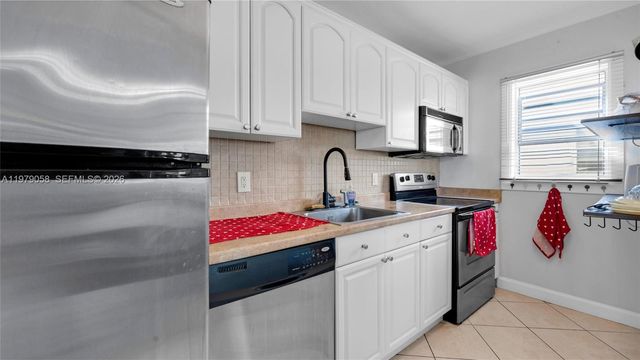 415 NE 2nd St 209, Hallandale Beach, FL 33009