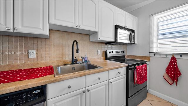 415 NE 2nd St 209, Hallandale Beach, FL 33009