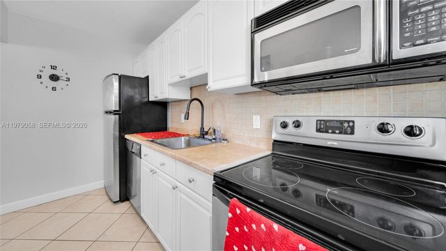 415 NE 2nd St 209, Hallandale Beach, FL 33009