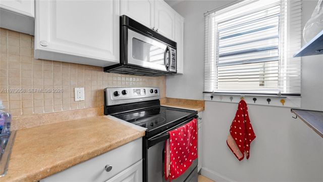 415 NE 2nd St 209, Hallandale Beach, FL 33009