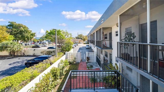 415 NE 2nd St 209, Hallandale Beach, FL 33009