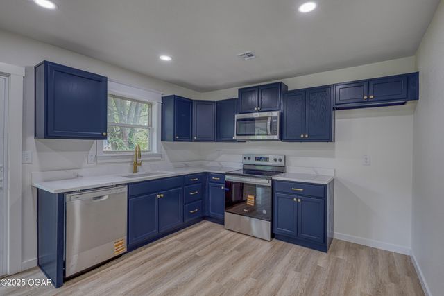 205 Hickory Place, Carl Junction, MO 64834