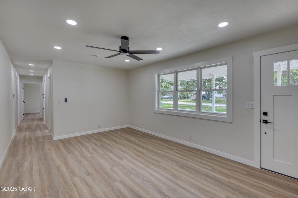 205 Hickory Place, Carl Junction, MO 64834