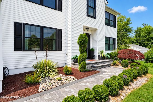14 Taylors Mills Road, Manalapan, NJ 07726