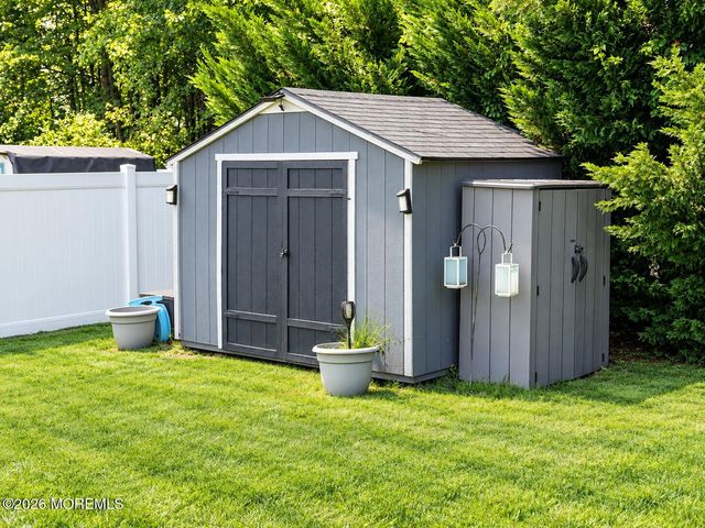 14 Taylors Mills Road, Manalapan, NJ 07726