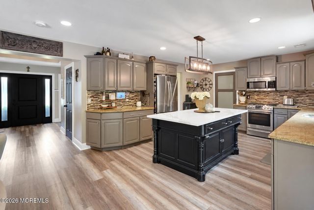 14 Taylors Mills Road, Manalapan, NJ 07726