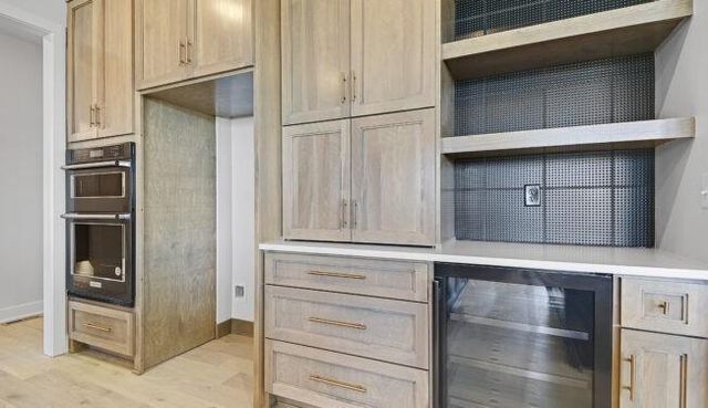 22076 W 99th Terrace, Lenexa, KS 66220