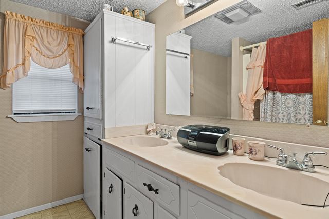 5100 Brent Dr, Longview, TX 75604