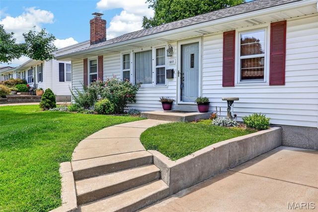 1817 W Clark Street, St Charles, MO 63301