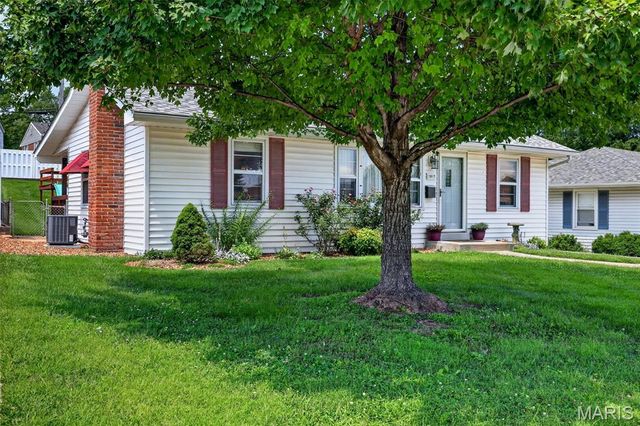 1817 W Clark Street, St Charles, MO 63301