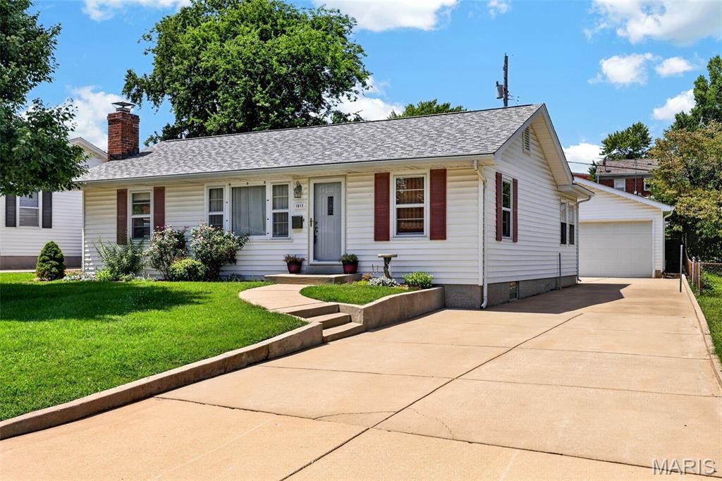 1817 W Clark Street, St Charles, MO 63301