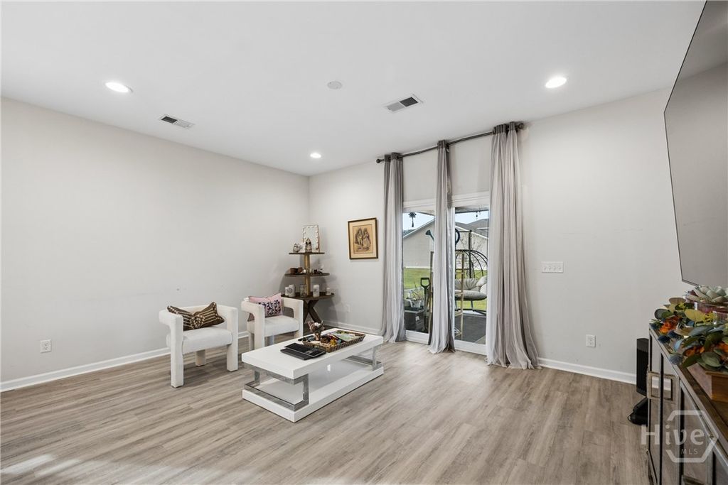 Image 13 of property listing at 143 Nettleton Lane, Richmond Hill, GA 31324