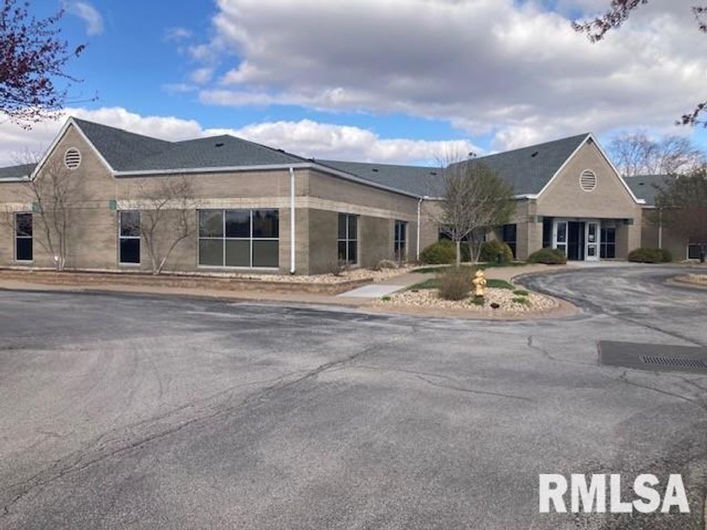 4017 DEVILS GLEN Road, Bettendorf, IA 52722