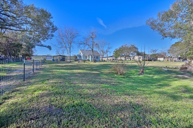 638 W Fisher Street, Bellville, TX 77418