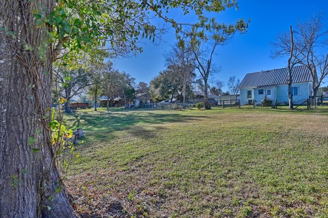 638 W Fisher Street, Bellville, TX 77418