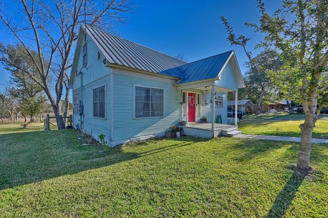 638 W Fisher Street, Bellville, TX 77418
