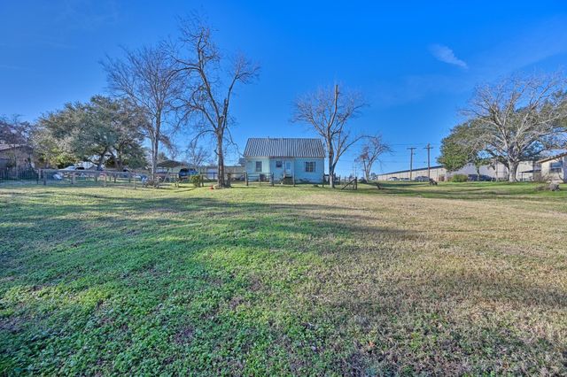 638 W Fisher Street, Bellville, TX 77418