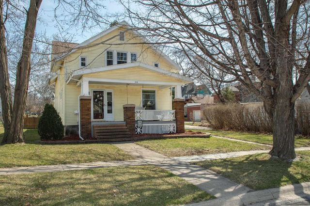 216 4th St NE, Waverly, IA 50677