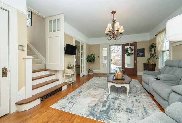 216 4th St NE, Waverly, IA 50677