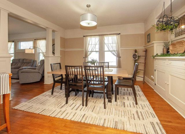 216 4th St NE, Waverly, IA 50677