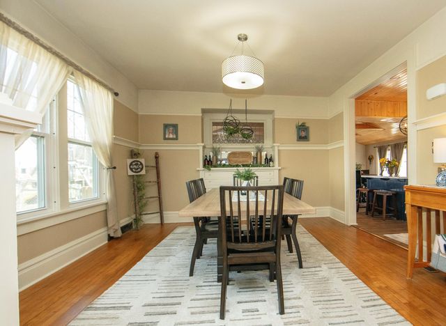 216 4th St NE, Waverly, IA 50677