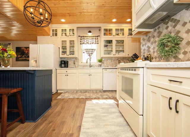 216 4th St NE, Waverly, IA 50677