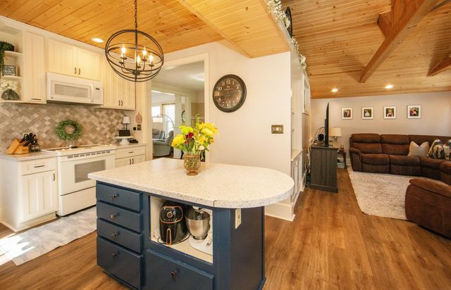 216 4th St NE, Waverly, IA 50677