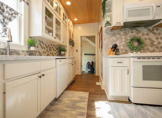 216 4th St NE, Waverly, IA 50677