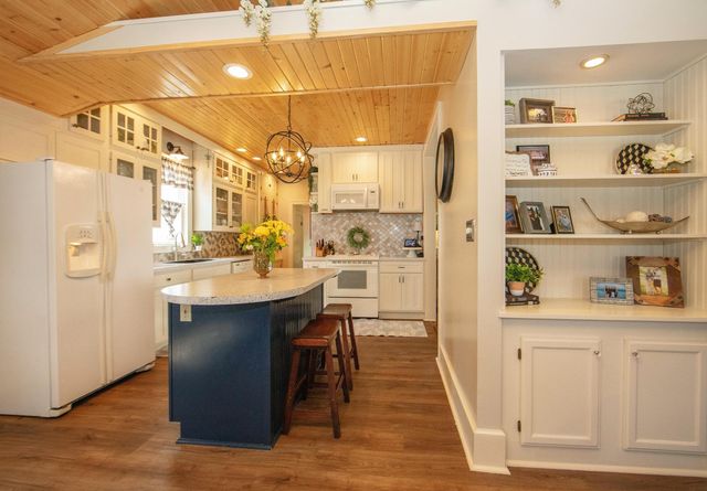 216 4th St NE, Waverly, IA 50677