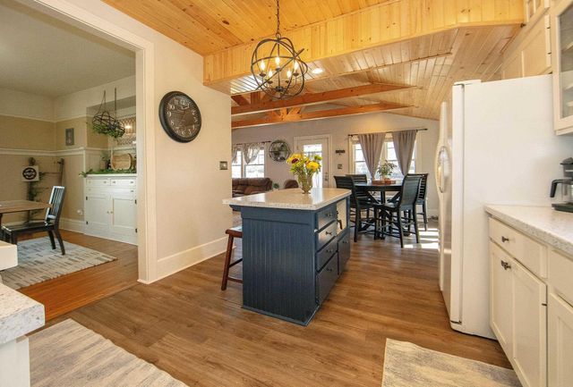 216 4th St NE, Waverly, IA 50677