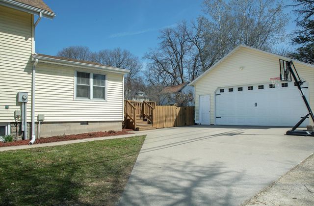216 4th St NE, Waverly, IA 50677