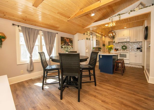 216 4th St NE, Waverly, IA 50677