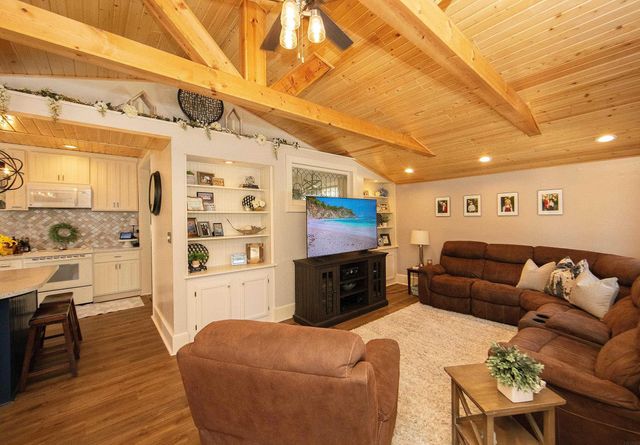 216 4th St NE, Waverly, IA 50677