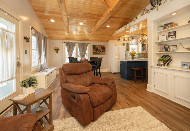 216 4th St NE, Waverly, IA 50677