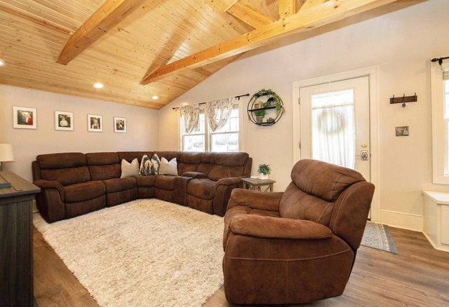 216 4th St NE, Waverly, IA 50677