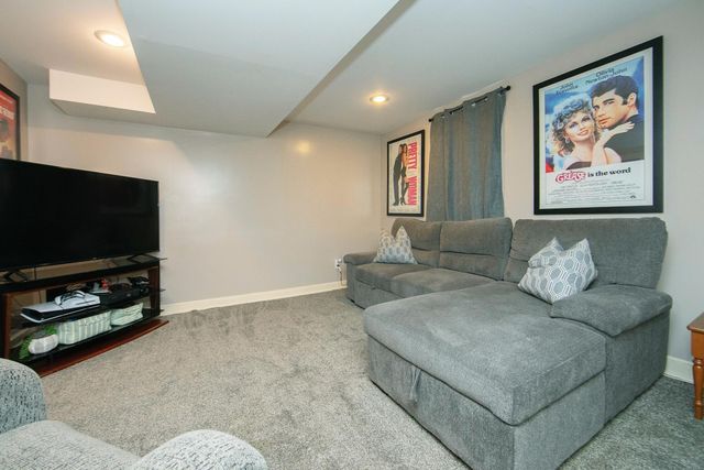 216 4th St NE, Waverly, IA 50677