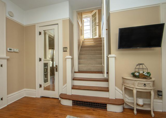 216 4th St NE, Waverly, IA 50677